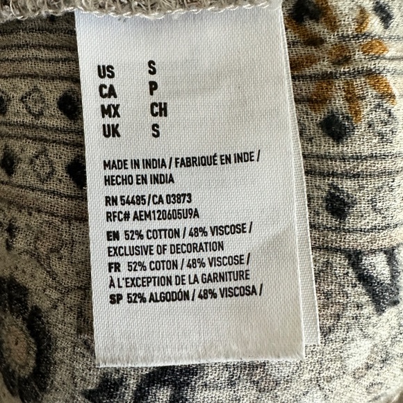 AEO Greige Navy Floral Flutter Sleeve Top Size Small - Picture 6 of 6